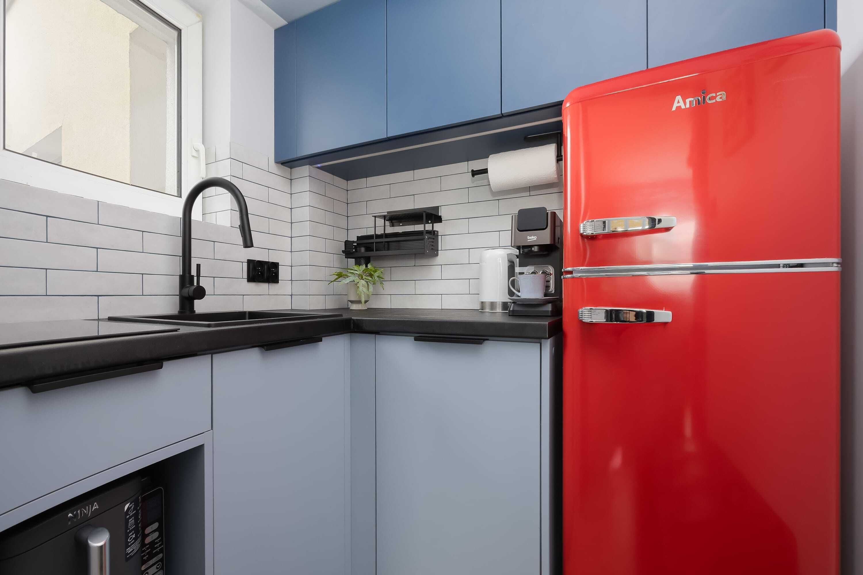 Coffee/tea maker, fridge, stovetop, dishwasher