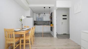 Kühlschrank, Mikrowelle, Herdplatte, Geschirrspüler