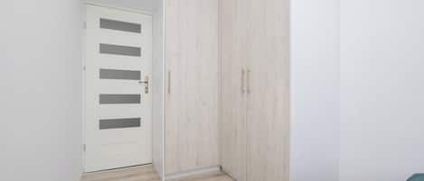 1 habitación, escritorio, tabla de planchar con plancha y cuna de viaje