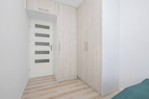 1 dormitori, escriptori i planxa i posts de planxar 