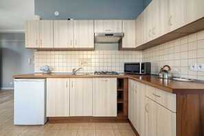 Réfrigérateur, micro-ondes, plaque de cuisson, lave-vaisselle