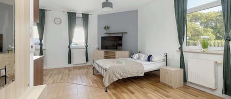 Iron/ironing board, travel cot, WiFi, bed sheets