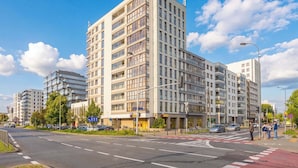 En bygning med flere etager i moderne arkitektur, med både altaner og store vinduer.