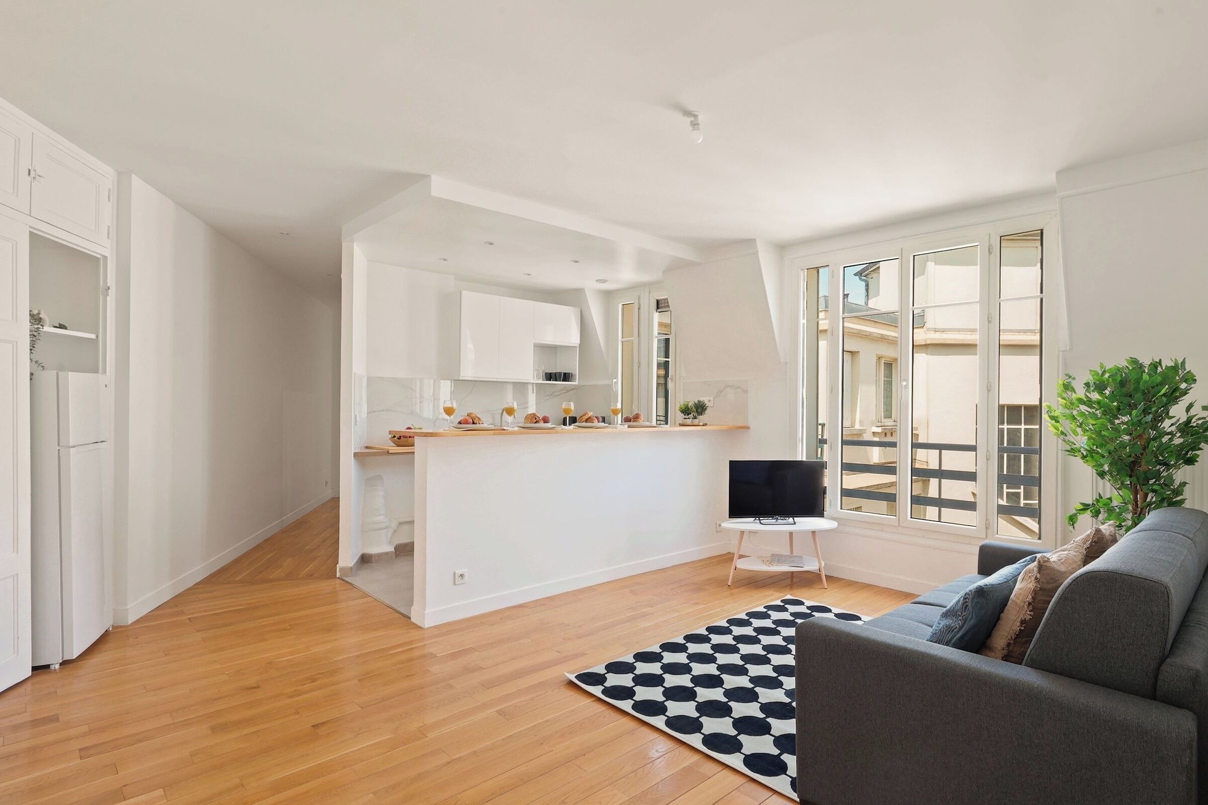 City Apartment, 1 Queen Bed with Sofa bed, Non Smoking, Courtyard View | Living area