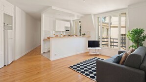 City-lejlighed - 1 queensize-seng med sovesofa - ikke-ryger - udsigt til gårdsplads | Opholdsområde