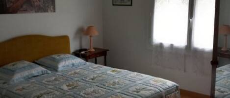 2 bedrooms, iron/ironing board, WiFi