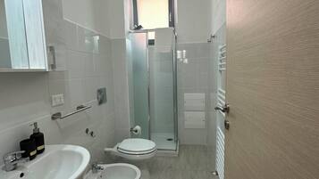 Doccia, asciugacapelli, bidet, asciugamani