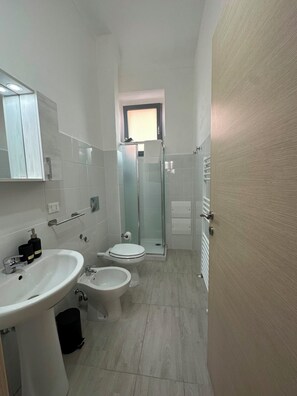 Shower, hair dryer, bidet, towels - Vrbo Property (Casale Monferrato)