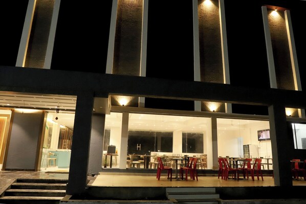 Outdoor dining - Hotel Ellora Pride (Malkapur)