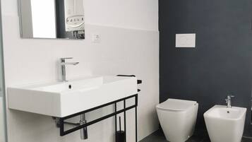 Doccia, asciugacapelli, bidet, asciugamani
