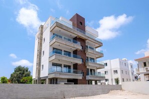 A multi-story residential building with balconies and a clear sky. - The Emblem Residence by Nomads (Paphos)