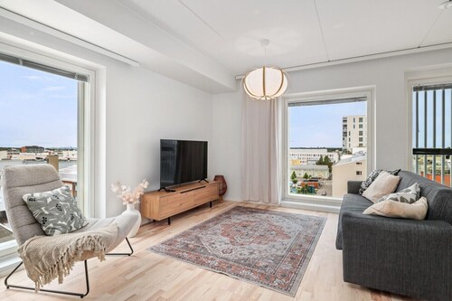 New 2BR Apt with Sauna | Stunning Views | Downtown