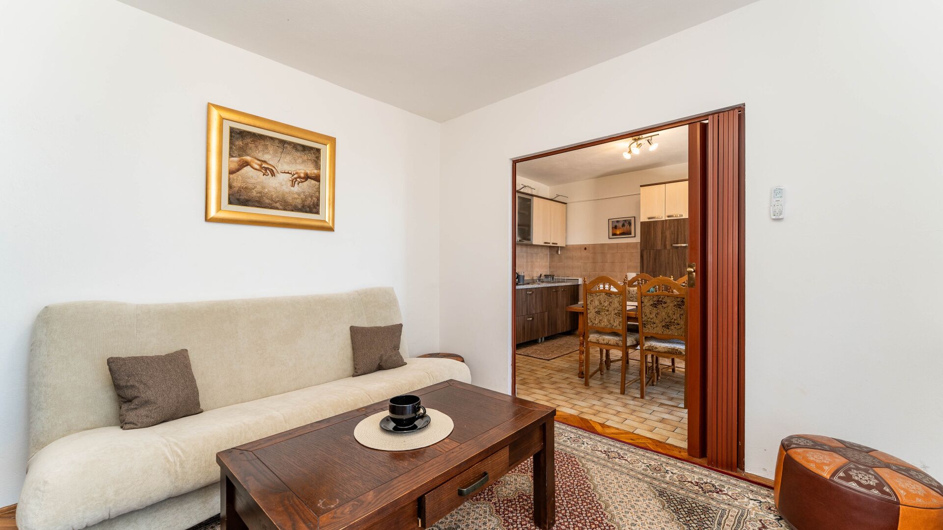 Un salon comprenant un canapé, une table basse et un coin repas avec des chaises et une table.