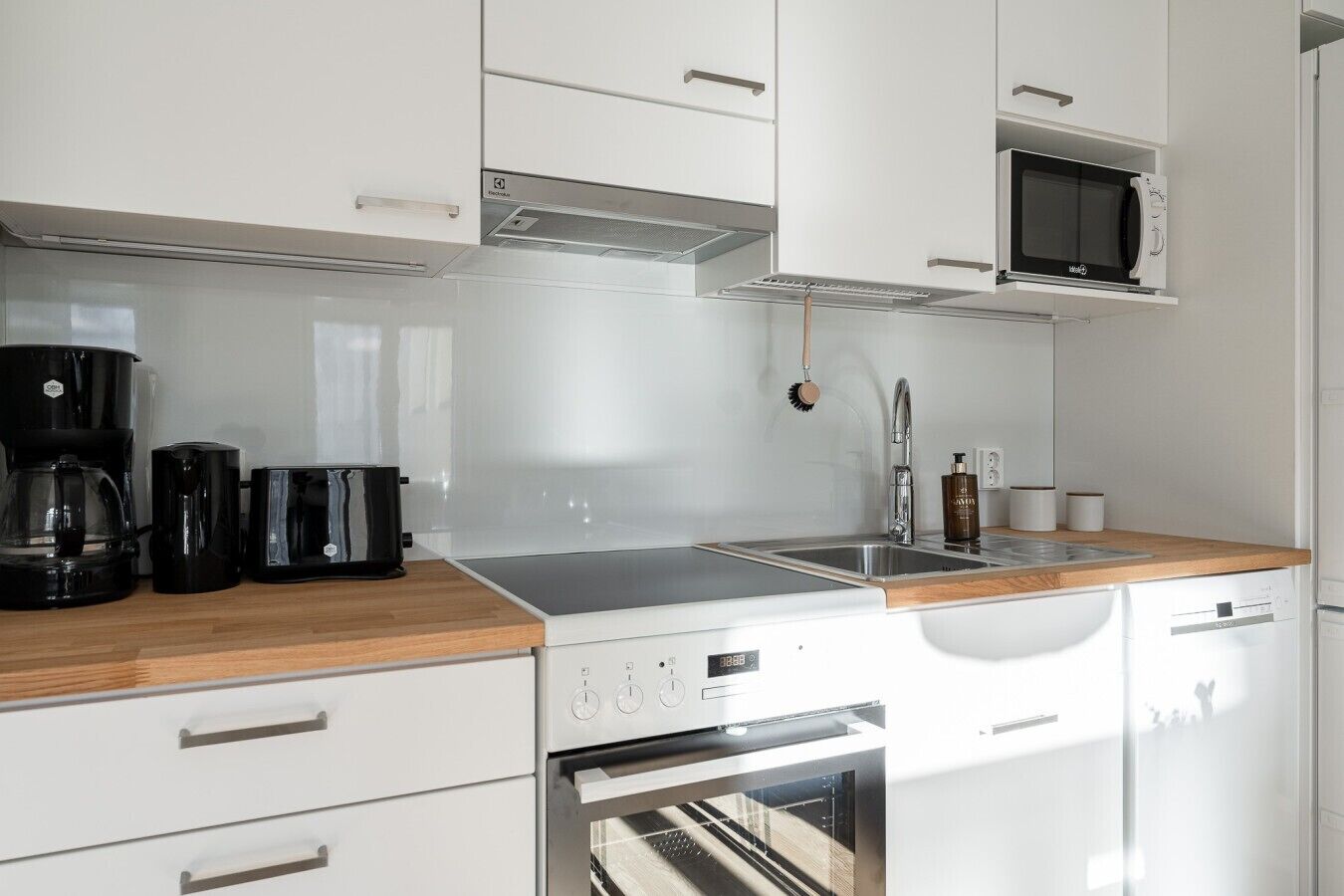 Wasserkocher mit Kaffee-/Teezubehör, Kühlschrank, Mikrowelle, Ofen