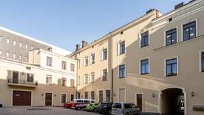 A row of multi-story buildings with a parking area in front. - Main Square Studio with Free Parking (Tampere)