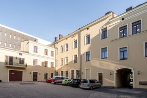 Eine Reihe von mehrstöckigen Gebäuden mit Parkplatz davor.