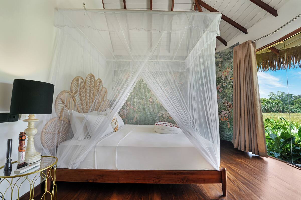 Suite Deluks, pemandangan kebun | Brankas dan Wi-Fi gratis