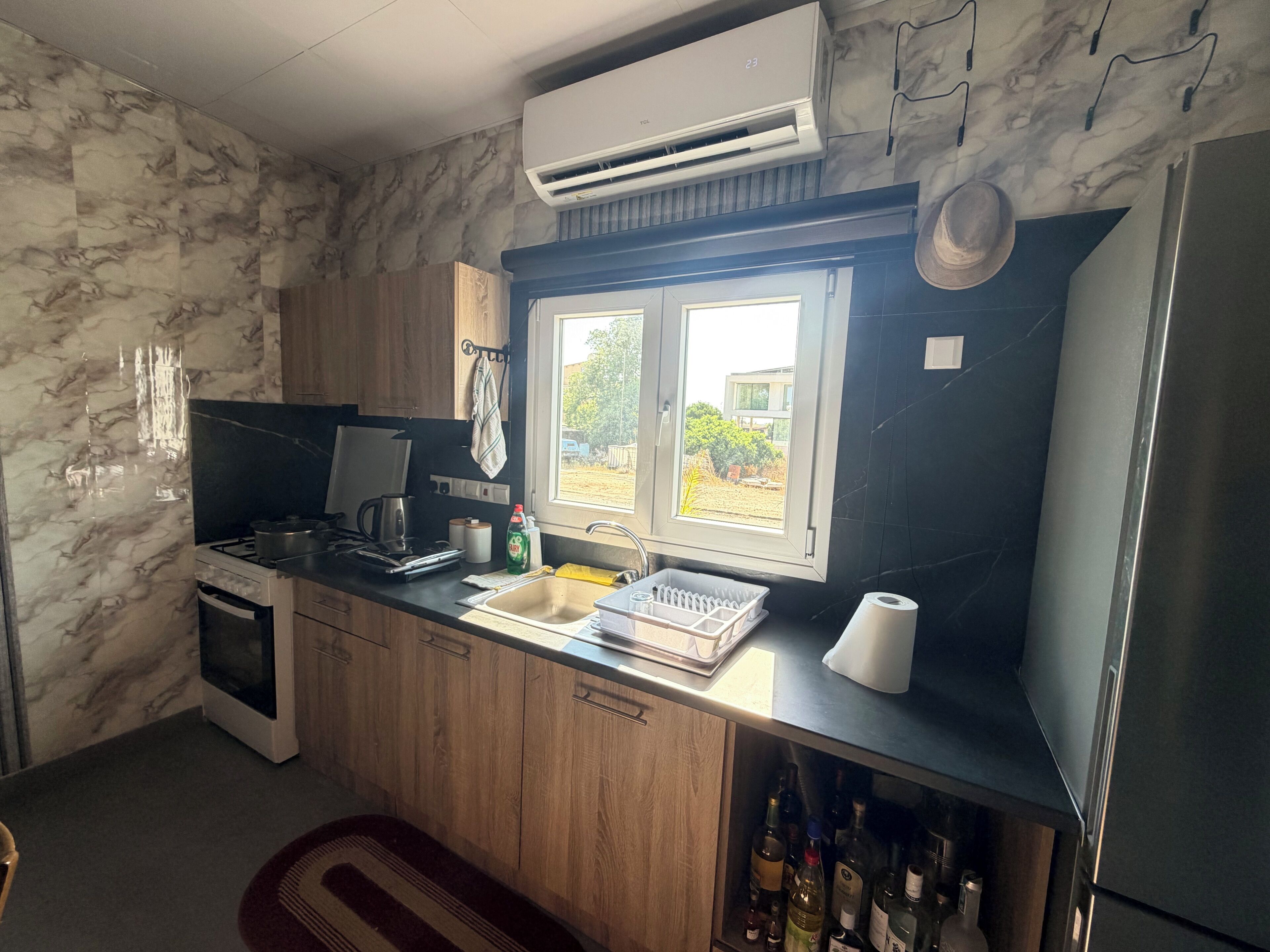 Wasserkocher mit Kaffee-/Teezubehör, Kühlschrank, Mikrowelle, Ofen
