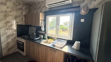 Wasserkocher mit Kaffee-/Teezubehör, Kühlschrank, Mikrowelle, Ofen