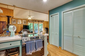 Coffee/tea maker, fridge, microwave, stovetop - 9 Mi to Lake Keowee! Secluded Creekfront Getaway (Sunset)