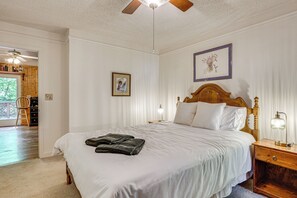 3 bedrooms, desk, iron/ironing board, Internet - 9 Mi to Lake Keowee! Secluded Creekfront Getaway (Sunset)