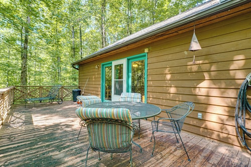 9 Mi to Lake Keowee! Secluded Creekfront Getaway
