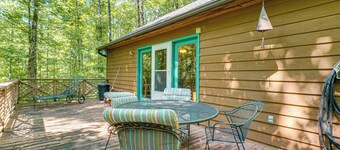 9 Mi to Lake Keowee! Secluded Creekfront Getaway