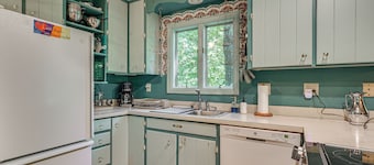 9 Mi to Lake Keowee! Secluded Creekfront Getaway
