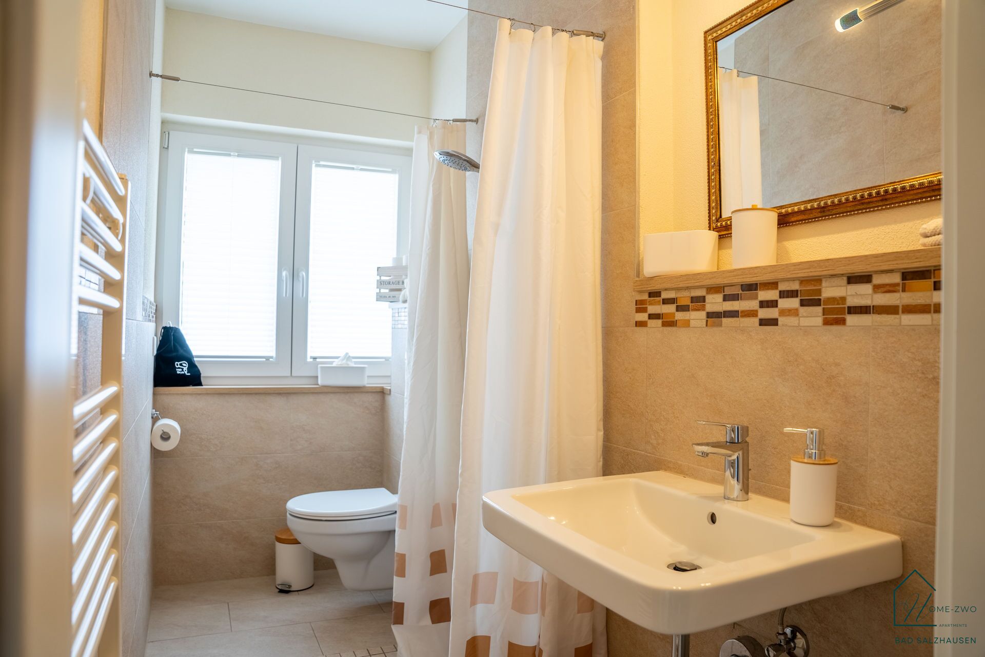 Haartrockner, Handtücher, Seife, Toilettenpapier