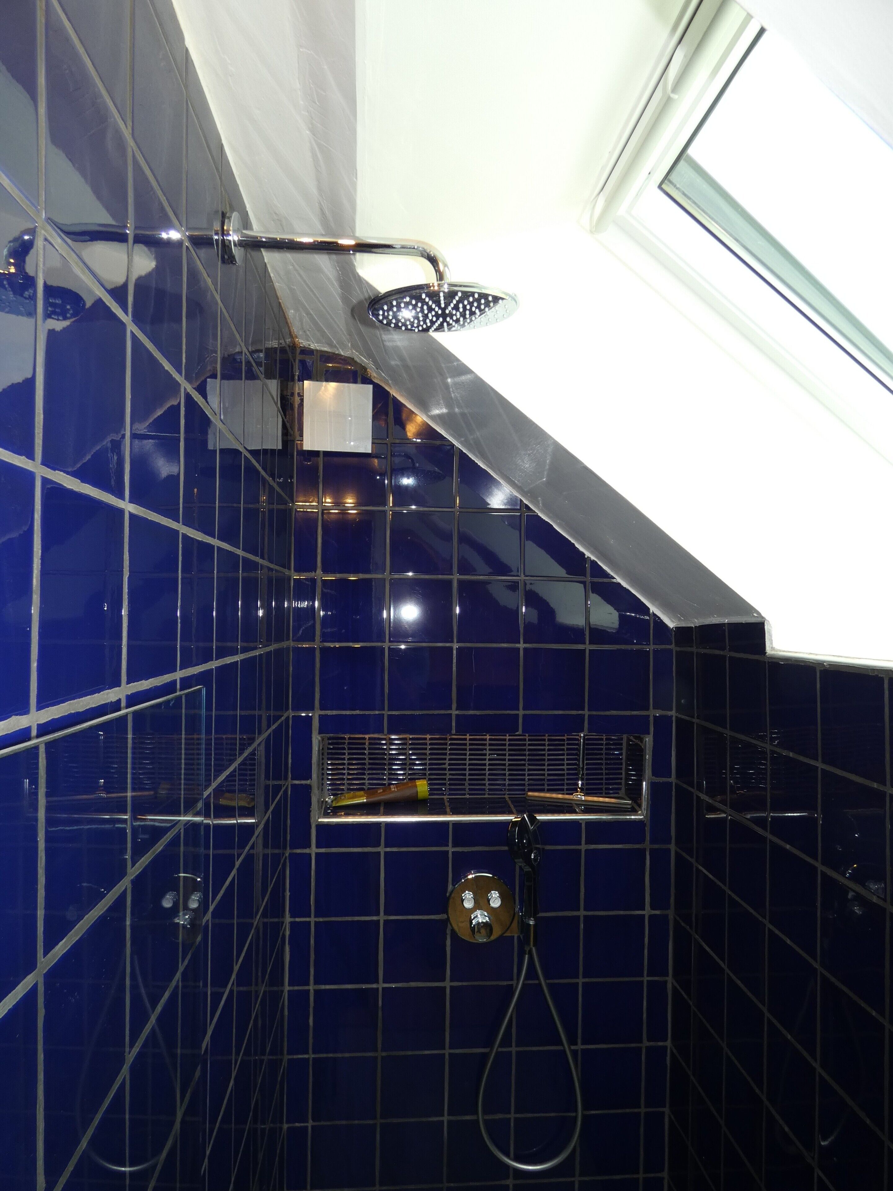 Een douche, een haardroger, handdoeken