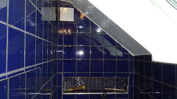 Een douche, een haardroger, handdoeken