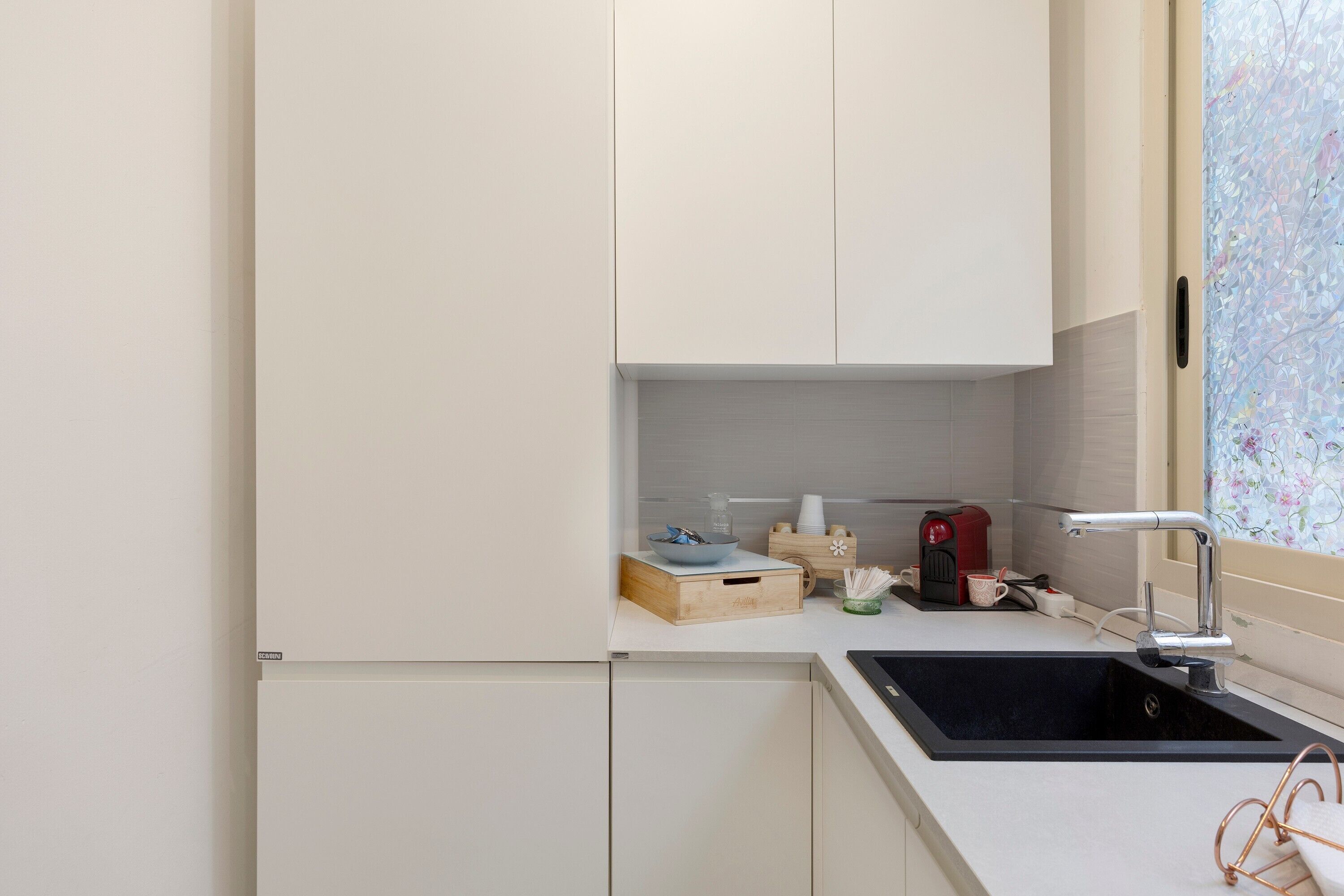 Wasserkocher mit Kaffee-/Teezubehör, Kühlschrank, Ofen, Herdplatte