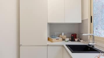Wasserkocher mit Kaffee-/Teezubehör, Kühlschrank, Ofen, Herdplatte