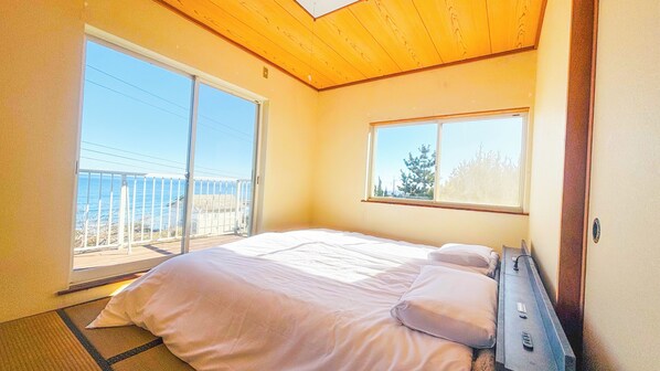 3 bedrooms, WiFi (free), bed sheets