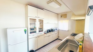 Frigorífic, microones, placa de cuina i bullidora elèctrica 