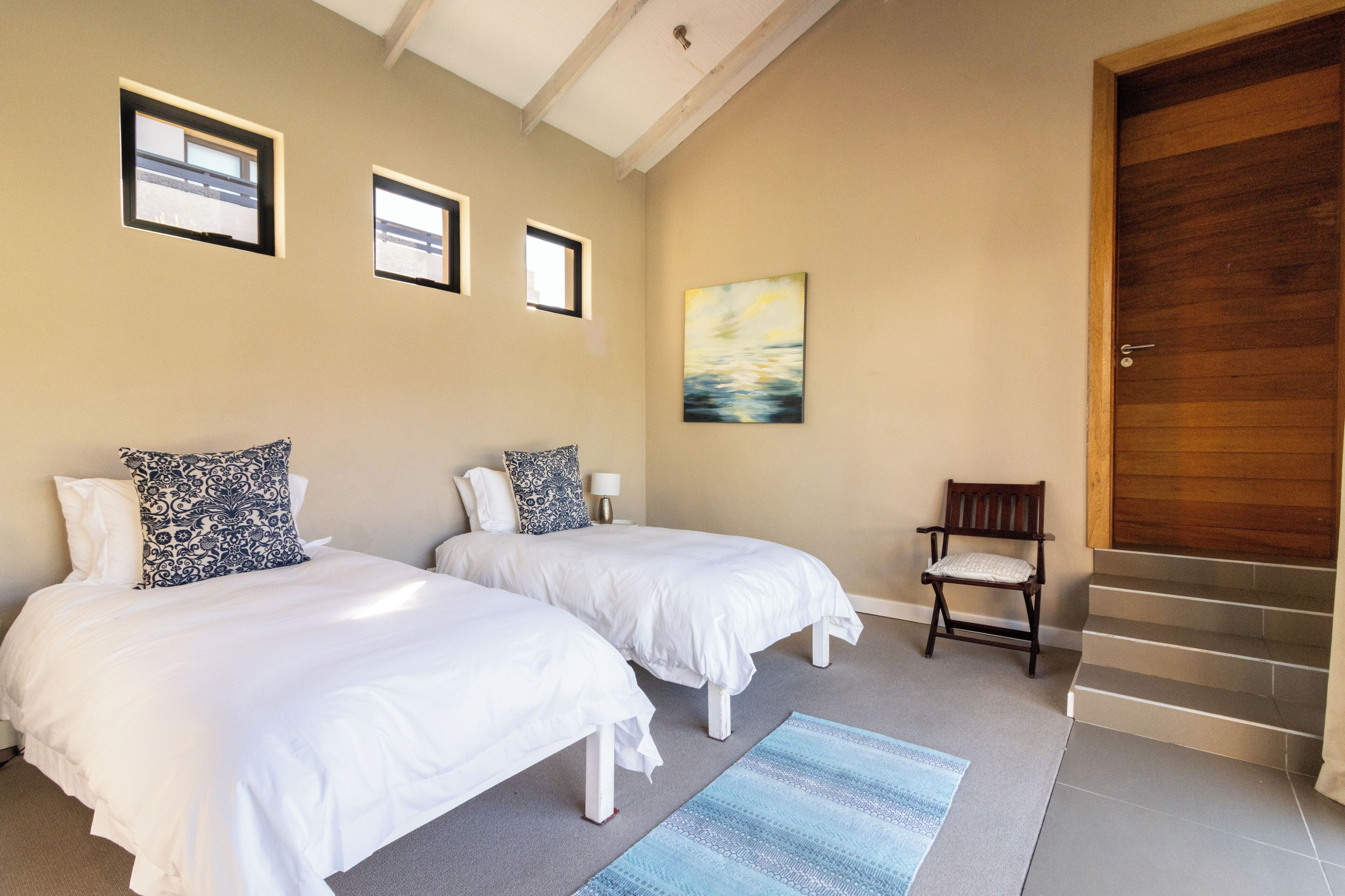 5 bedrooms, iron/ironing board, WiFi, bed sheets