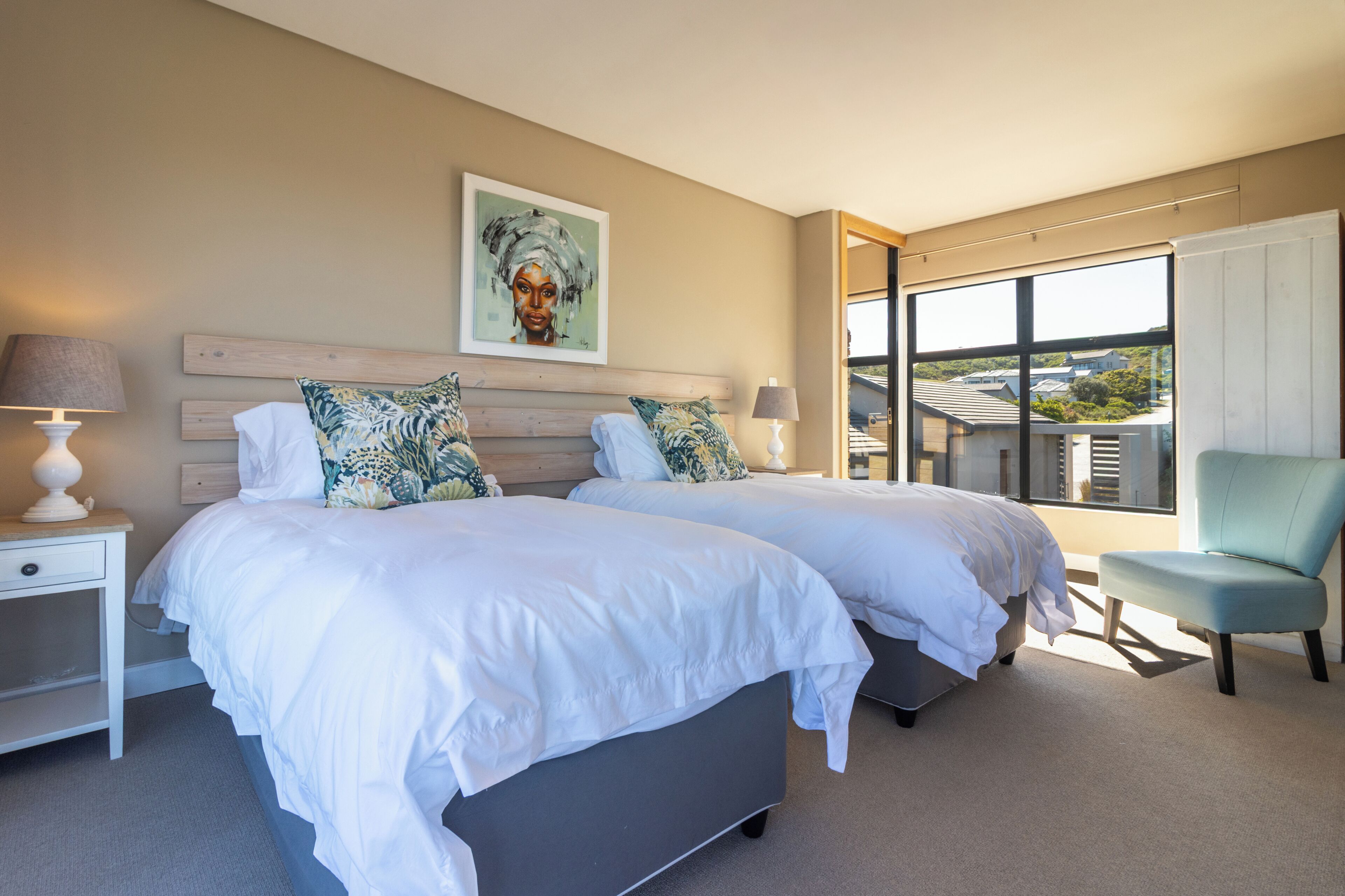 5 bedrooms, iron/ironing board, WiFi, bed sheets