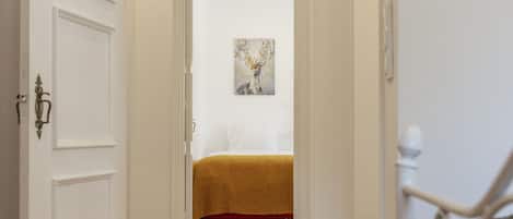 3 bedrooms, iron/ironing board, WiFi (free), bed sheets