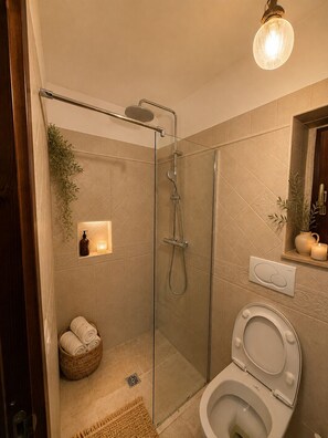Shower, hair dryer, bidet, towels - Vrbo Property (Coreggia)