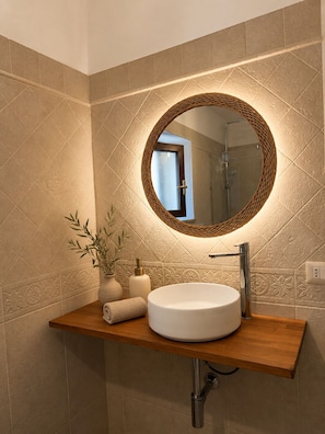 Shower, hair dryer, bidet, towels - Family Trullo (sleeps 4) - Jo Luxury Trulli (Coreggia)