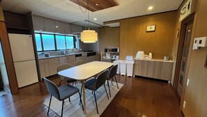 Une cuisine moderne avec un coin repas, un plancher en bois et une vue par la fenêtre.