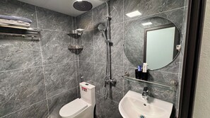 Shower, hair dryer, towels, soap - Era Apartment Hao Nam (O Cho Dua)