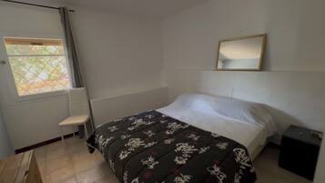 2 bedrooms, WiFi (free), bed sheets