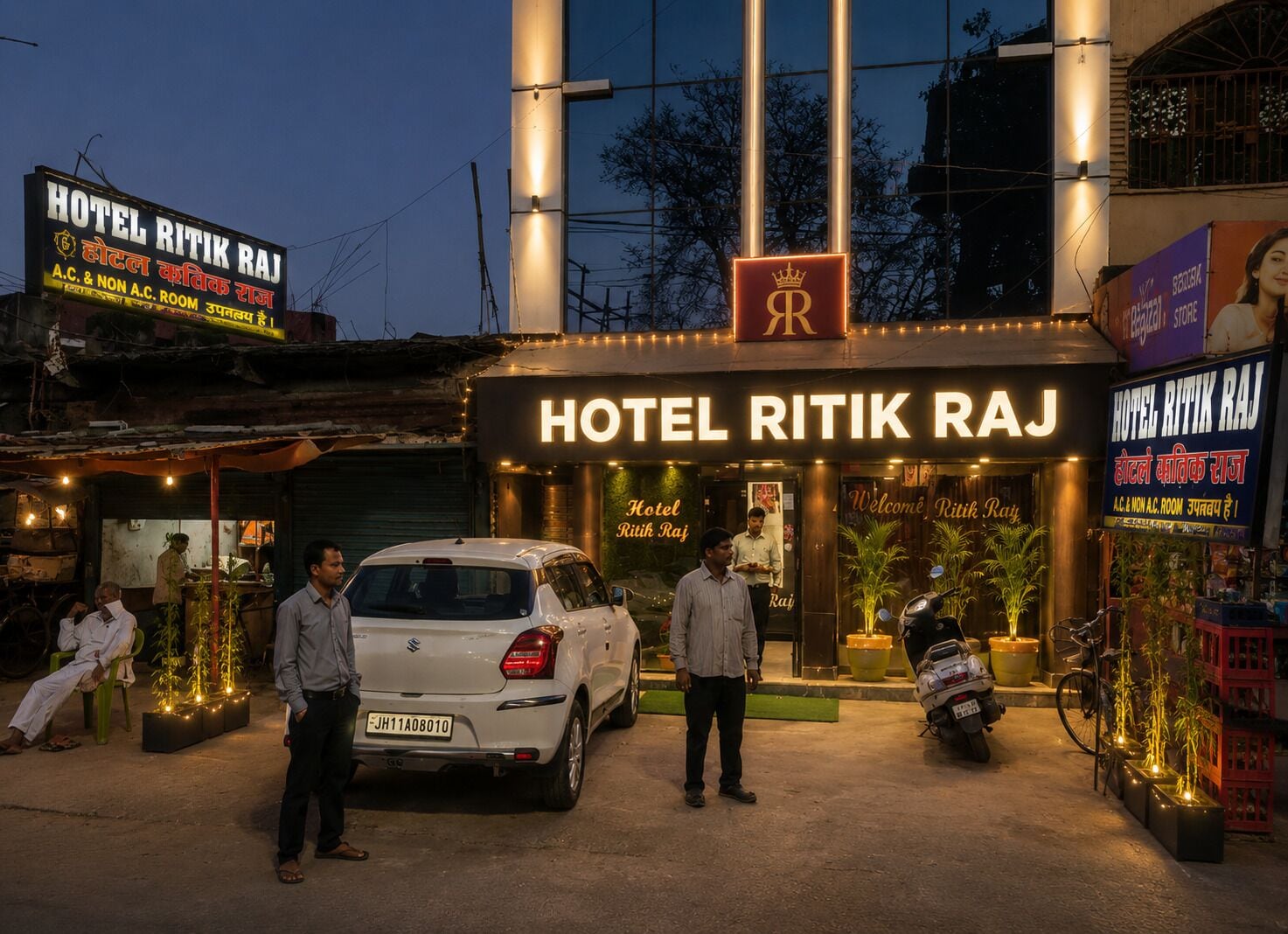 Entrada de un hotel con un cartel que dice 'HOTEL RITIK RAJ' y un letrero de bienvenida.