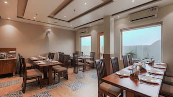 Deluxe Double Room | Dining