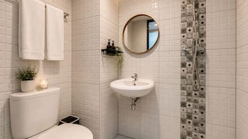 Superior Single Room | Bathroom | Shower, towels, soap, shampoo