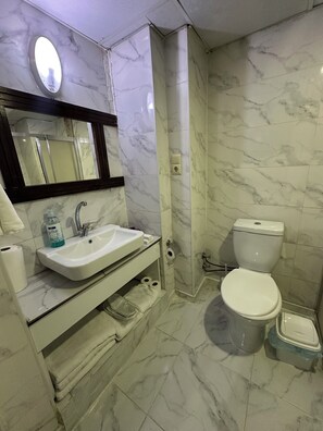 Chambre Double Deluxe, vue jardin | Salle de bain | Douche, articles de toilette gratuits, sèche-cheveux, chaussons