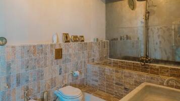 Doccia, asciugacapelli, bidet, asciugamani