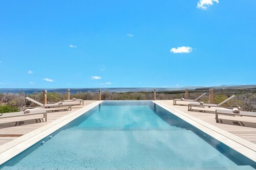 Brand new luxury Bonaire villa with infinity pool, ocean views, and stunning sunsets. Kas Pajuro accommodates up to 10 guests and offers modern comfort in an exclusive location.