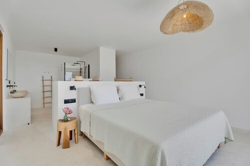Brand new luxury Bonaire villa with infinity pool, ocean views, and stunning sunsets. Kas Pajuro accommodates up to 10 guests and offers modern comfort in an exclusive location.